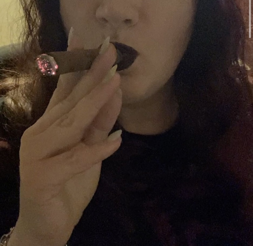 Cigar and Lipstick von Priestess
