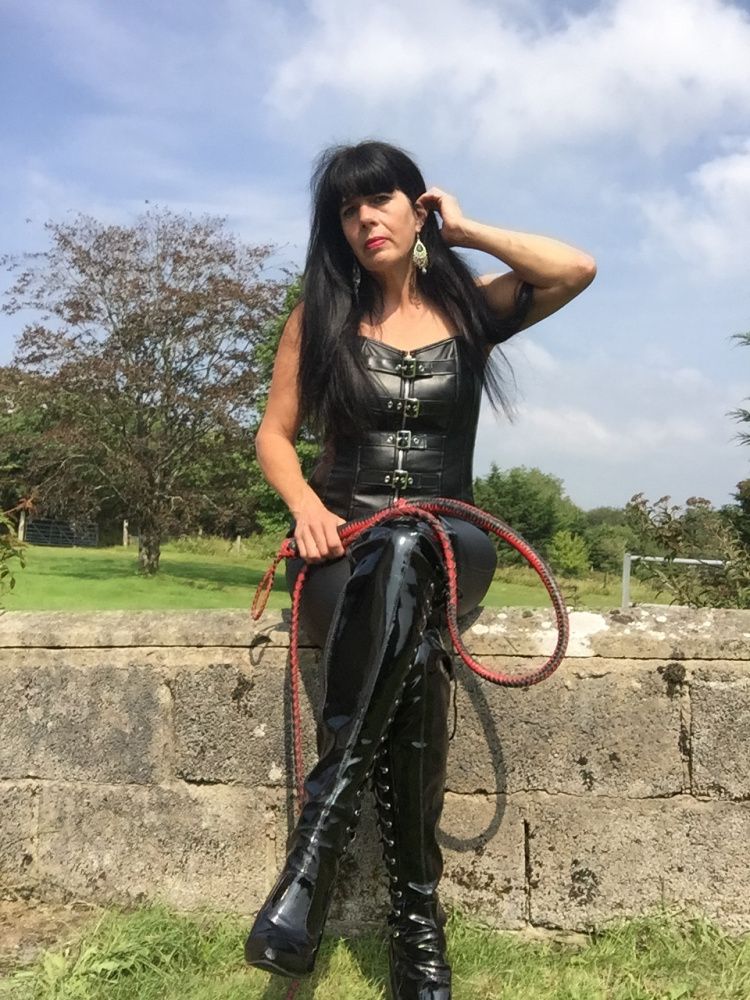 Mistress Black - DommeLine