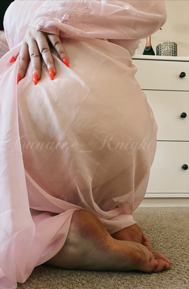 Photo Tush & Toes by CANDICE KNIGHT